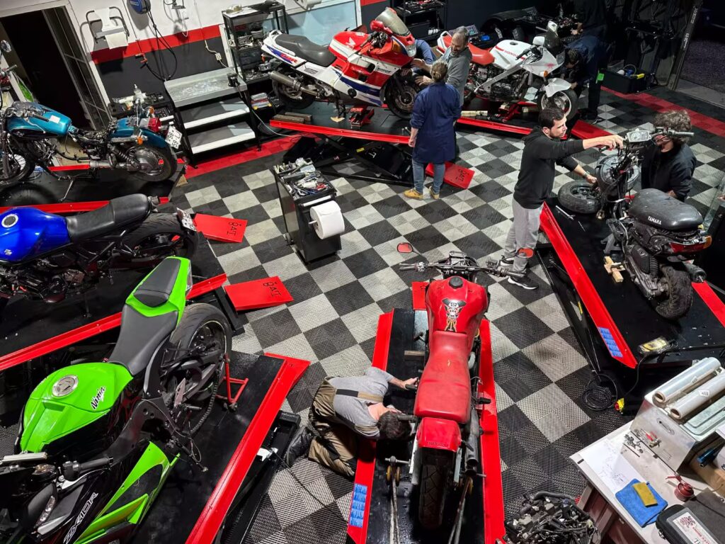 Aula prática do curso de mecânica de motos presencial